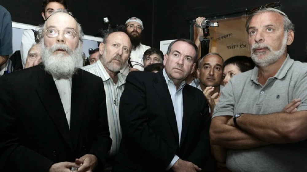 Click photo to download. Caption: Former Arkansas governor and 2008 Republican presidential candidate Mike Huckabee—in front, third from left—visits The Gush Katif Museum in Jerusalem on Aug. 19, 2009. Credit: Abir Sultan/Flash 90.
