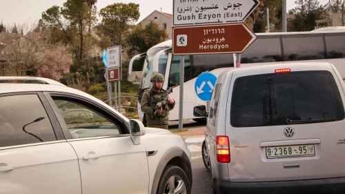 Israeli soldiers stand guard at the entrance to the Jewish community of Efrat in Gush Etzion, March 29, 2022. Photo by Gershon Elinson/Flash90.
