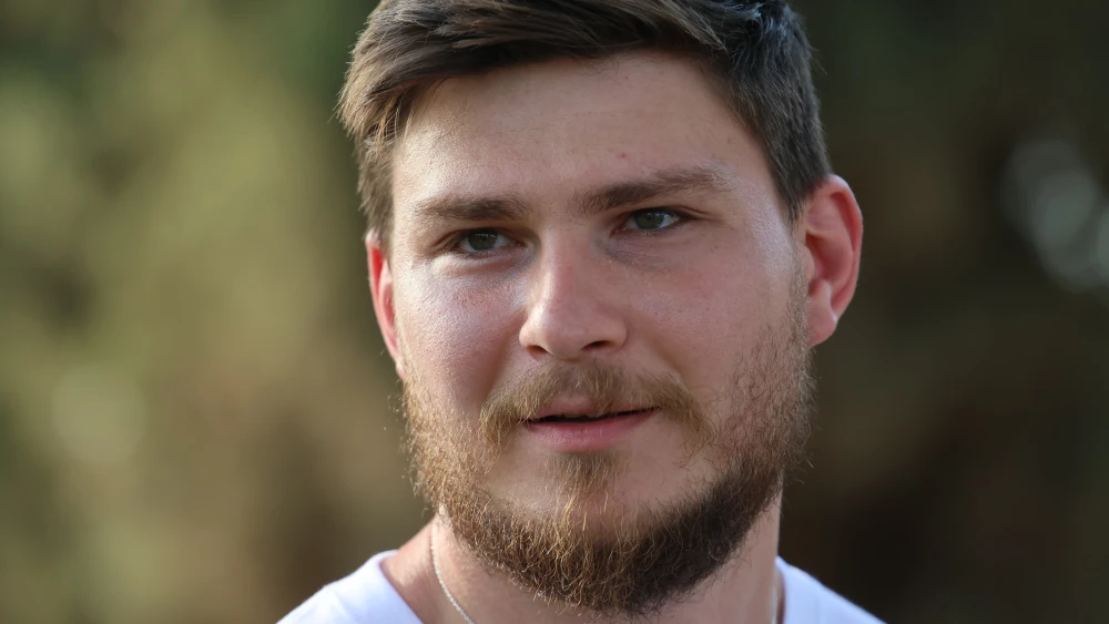 El ex rehén Alexander "Sasha" Troufanov en el moshav Kfar Ahim, en el centro-sur de Israel, el 15 de agosto de 2025. Foto de Jonathan Shaul/Flash90.