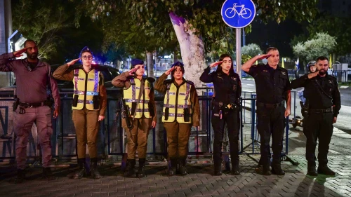 Security personnel pay their respects as the convoy carrying the bodies of hostages arrives at the Abu Kabir Forensic Institute in Tel Aviv, Nov. 2, 2025. Photo by Avshalom Sassoni/Flash90.