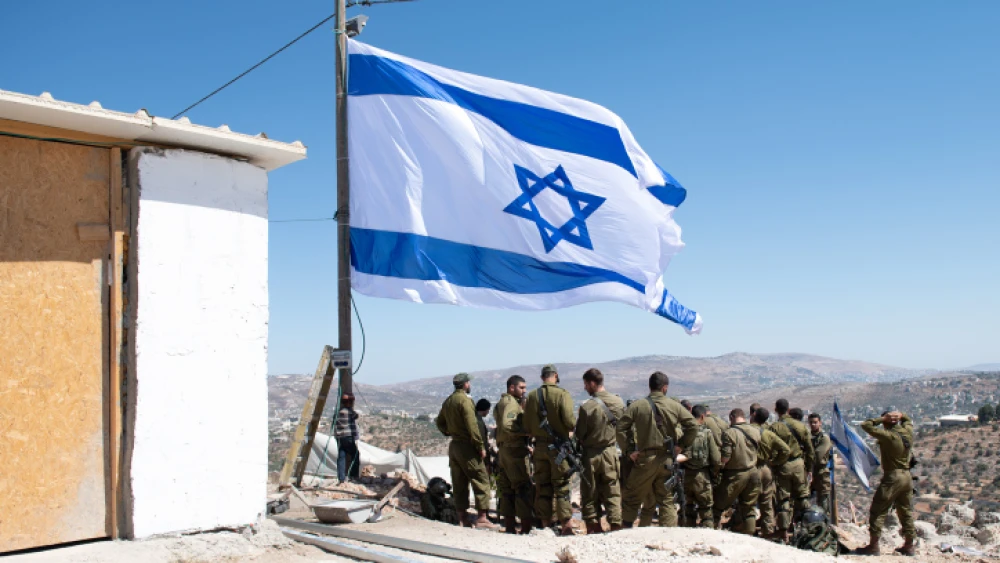 Israeli security forces in Evyatar in Judea and Samaria, before its evacuation as part of a deal with the government, July 2, 2021. Photo by Sraya Diamant/Flash90.