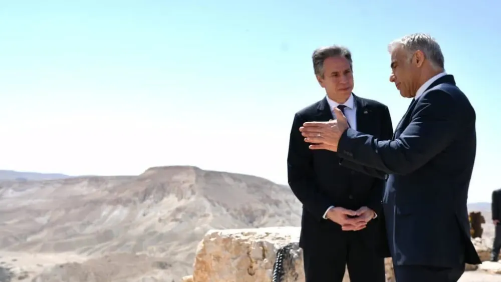 U.S. Secretary of State Antony Blinken with Israeli Foreign Minister Yair Lapid near the grave of David Ben-Gurion in Sde Boker. March 28. 2022. Credit: Rafi Ben Hakon, Shlomi Amsalem/GPO.