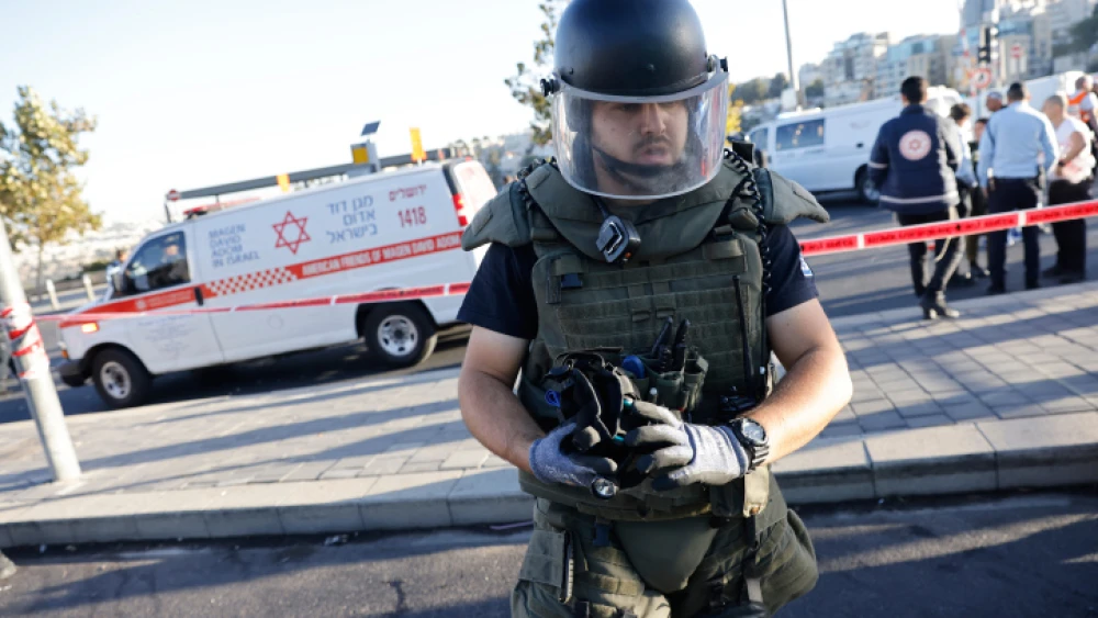 Police and security personnel at the scene of a terror attack at the entrance to Jerusalem, Nov. 23, 2022. Photo by Olivier Fitoussil/Flash90.