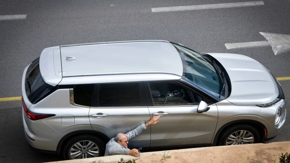 Israelis take cover on the Ayalon Highway as rocket sirens sound in Tel Aviv, March 20, 2025. Photo by Avshalom Sassonif/Flash90.