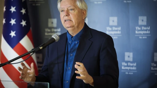 El senador Lindsey Graham (republicano por Carolina del Sur) habla en una conferencia de prensa en Tel Aviv, el 28 de agosto de 2025. Crédito: Flash90.