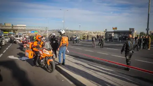 Israeli security forces at the scene of a Palestinian shooting attack at the entrance to Jerusalem, Nov. 30, 2023. Photo by Chaim Goldberg/Flash90.