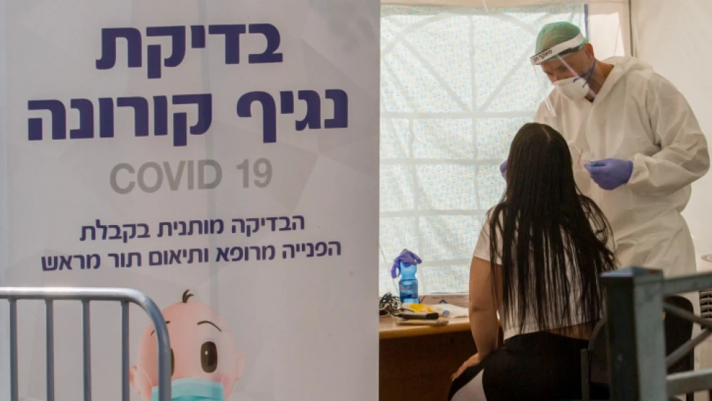 Medical workers test residents in south Tel Aviv for COVID-19 at a temporary testing site, July 16, 2020. Photo by Flash90.