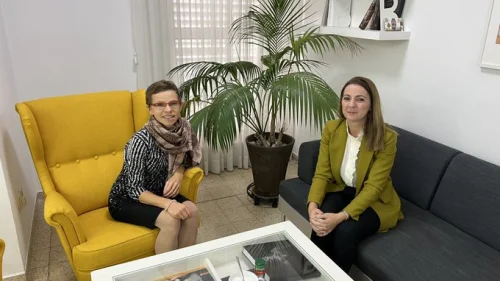 Polish embassy chargé d’affaires Agata Czaplińska (left) and Kosovo Ambassador Ines Demiri meet in Tel Aviv, Nov. 25, 2022. Credit: Ines Demiri/Twitter.