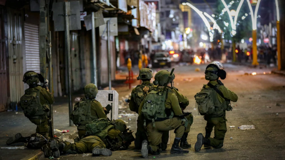 Clashes between the Israeli army and Palestinians in Hebron in Judea and Samaria on May 12, 2021. Photo by Wissam Hashlamoun/Flash90.