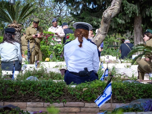 Bereaved families, friends and Israeli soldiers visit the graves of fallen soldier on Memorial Day at the Kiryat Shaul Cemetery in Tel Aviv, April 30, 2025. Photo by Avshalom Sassoni/Flash90.