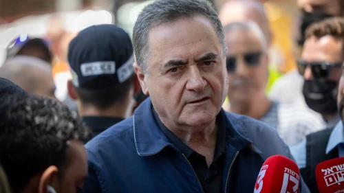 Defense Minister Israel Katz speaks at a site where a missile fired by Iran hit in Holon, June 19, 2025. Photo by Chaim Goldberg/Flash90.