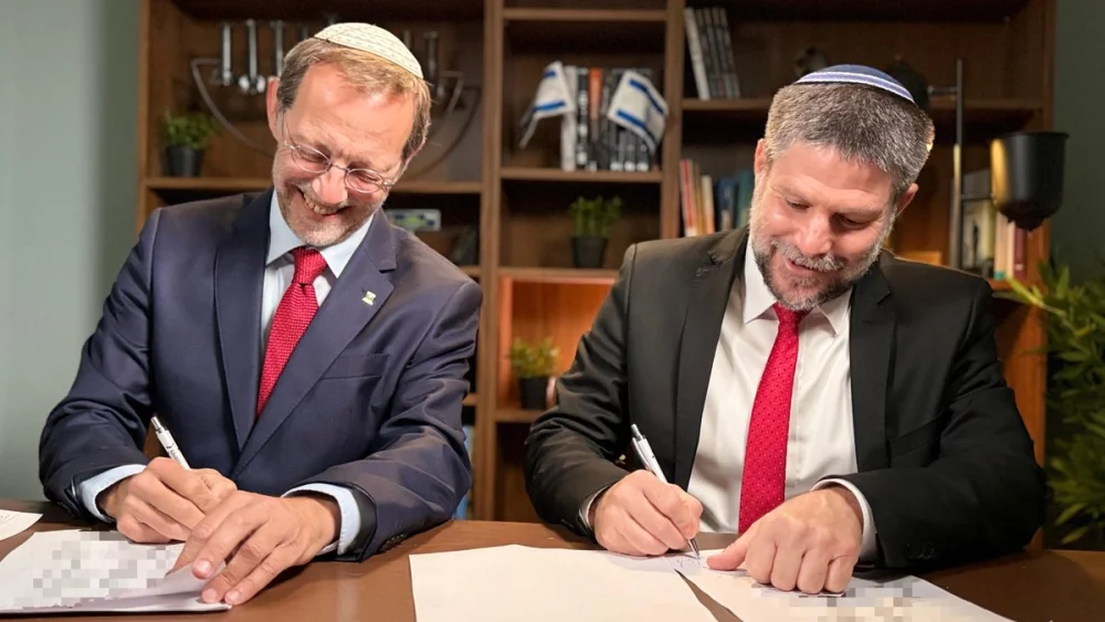 Moshe Feiglin of the Zehut Party (l.) and Bezalel Smotrich of the Religious Zionism Party agree to unite ahead of the 26th Knesset elections, Sept. 1, 2026. Credit: Bezalel Smotrich/X.