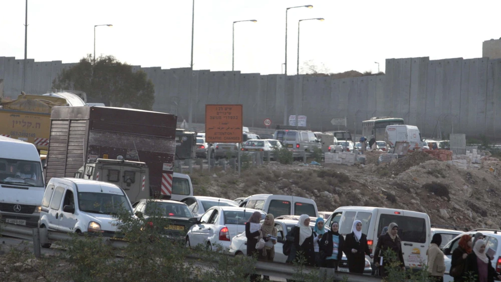 Standstill traffic at the Hizma security checkpoint between Samaria and northern Jerusalem, Nov. 25, 2007. Photo by Olivier Fitoussi /Flash90.