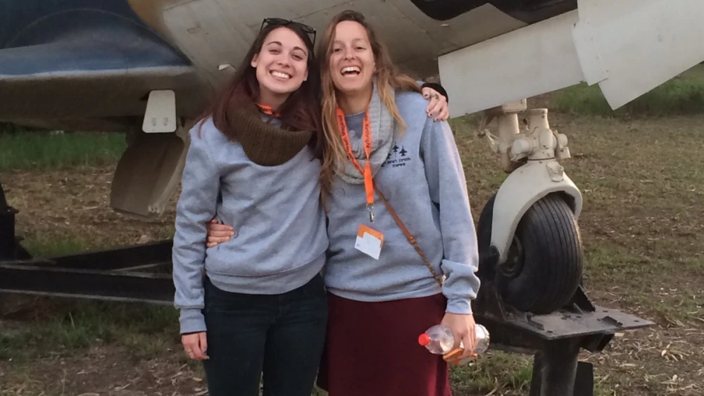 Tom Shaked (right) with a Birthright participant at an Israeli air force base. Credit: Courtesy.