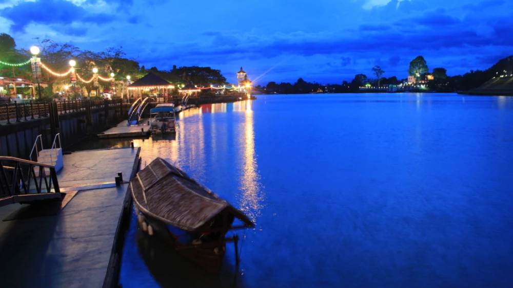 A traditional roofed wooden sampan, the main water transport in Kuching, Malaysia. Credit: Flickr/Wikimedia Commons.