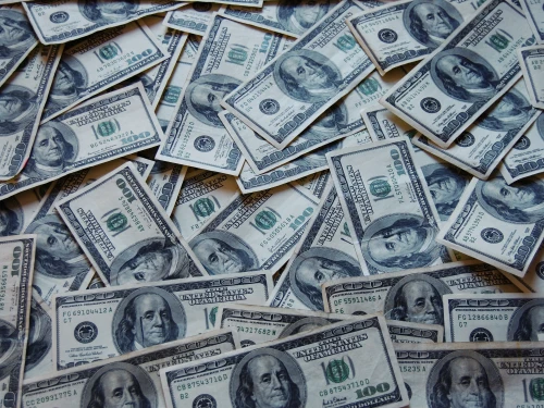 U.S. $100 bills. Credit: Wikimedia Commons.
