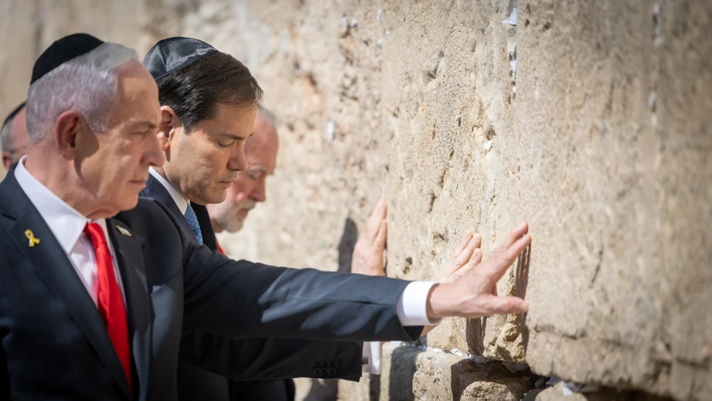 Israeli Prime Minister Benjamin Netanyahu and US Secretary of State Marco Rubio visit the Western Wall in Jerusalem’s Old City, during Rubio’s official trip to Israel, September 14, 2025. Photo by Chaim Goldberg/Flash90 *** Local Caption *** כותלֿ ירושלים ביבי ראש הממשלה בנימין נתניהו רוביו