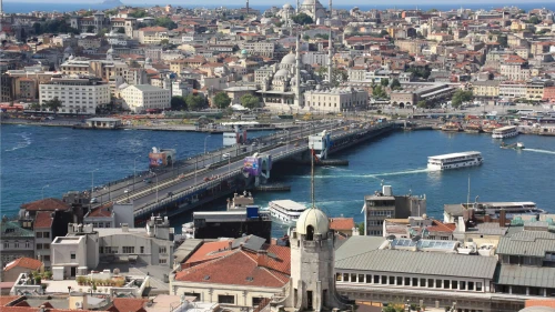 The Galata Bridge in Istanbul in 2012. Credit: Rrburke via Wikimedia Commons.