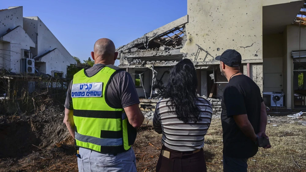 Emergency personnel at the site where a house was damaged by a missile in the Hefer Valley region, March 12, 2026. Photo by Michael Giladi/Flash90.