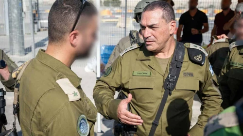 Eyal Zamir speaks with an IDF major at the Allenby Crossing with Jordan on Sept. 19, 2025. Photo credit: IDF Spokesperson's Unit.
