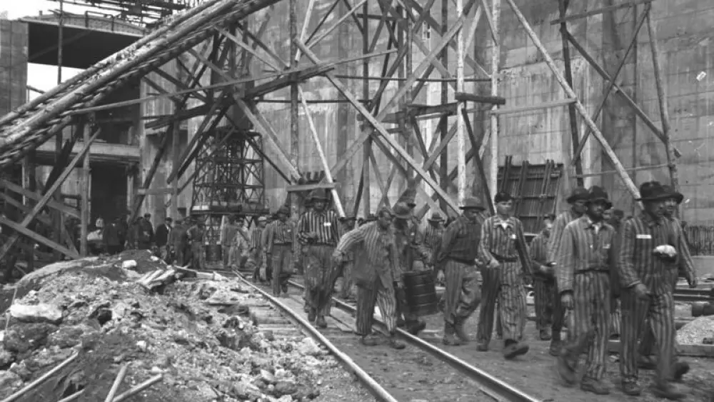 Forced concentration camp labor at U-boat pens in Bremen, 1944. Source: German Federal Archive via Wikimedia Commons.
