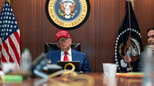 El presidente de Estados Unidos, Donald Trump, y su equipo de seguridad nacional se reúnen en la Sala de Situaciones de la Casa Blanca para hablar sobre un ataque estadounidense a las instalaciones nucleares iraníes, el 21 de junio de 2025. Crédito: Daniel Torok/Casa Blanca.