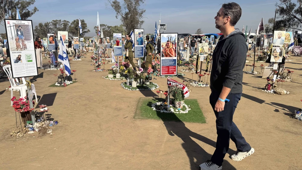 U.S. talk radio host Clay Travis visits the site of the Supernova festival massacre near Kibbutz Re'im in southern Israel, December 2024. Photo by Mishel Amzaleg/IFCJ.