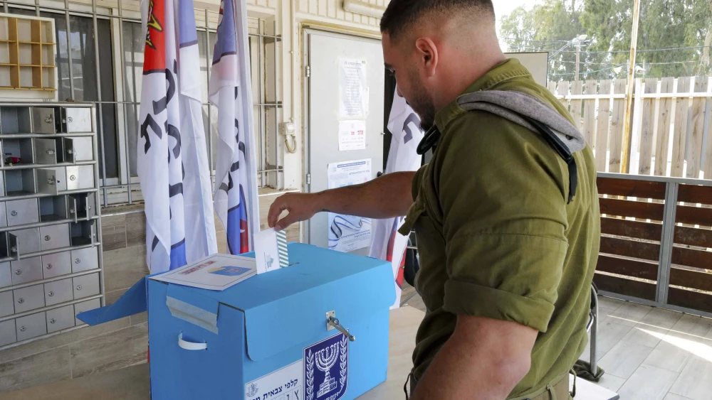IDF soldiers vote in Israel's general election at the Sa'ar military base in the central Golan Heights, Nov. 1, 2022. Photo by Michael Giladi/Flash90.