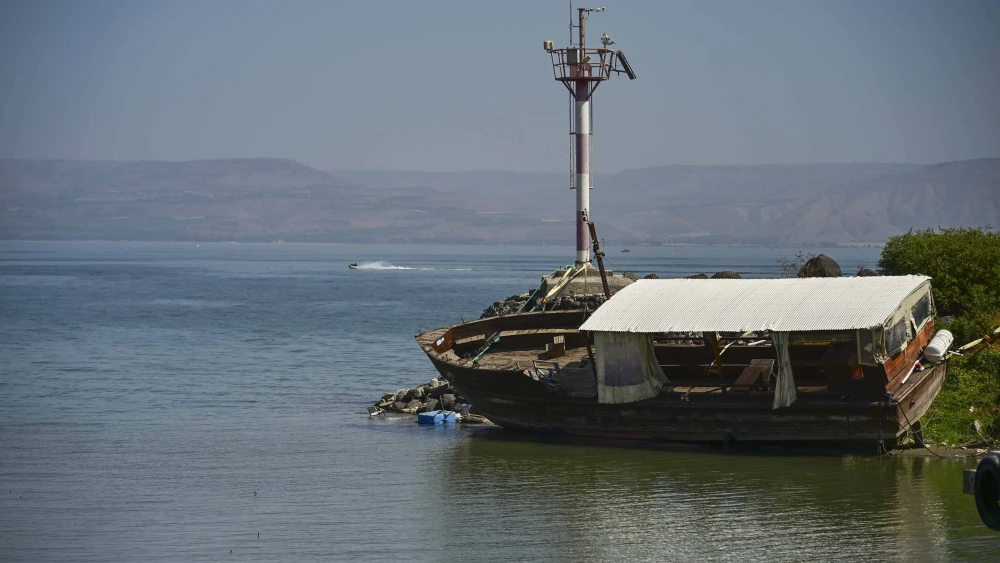Israelis walk and drive where water used to be, due to a winter with very low rainfall, Kibbutz Ginosar, Kinneret (Sea of Galilee), October 4, 2025. Photo by Michael Giladi/Flash90.