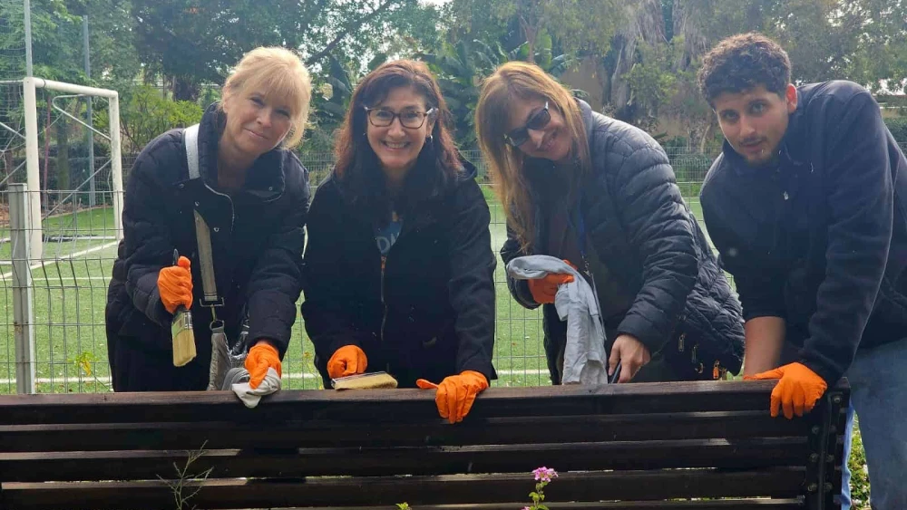 Volunteers renovating grounds at Kibbutz Nir Yitzhak in southern Israel. Photo courtesy of JNF-USA.
