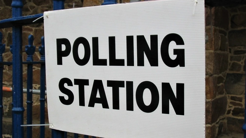 A polling station sign in New Jersey in 2008. Credit: Man Vyi via Wikimedia Commons.