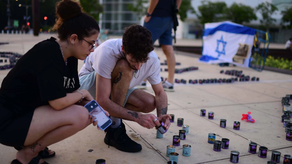 Musicians from the Israeli Philharmonic Orchestra seen performing next to lit candles in an event at haBima square in memory of the more than 1300 killed by Hamas terrorists, and more than 200 held hostage in Gaza. October 22, 2023. Photo by Tomer Neuberg/Flash90 *** Local Caption *** מלחמה חטופים משפחות תל אביב אירוע מדליקים את האור של הפילהרמונית
