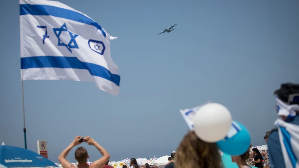 Watching the military airshow from on the Tel Aviv beach on Israel's 70th Independence Day, April 19, 2018. Credit: Miriam Alster/Flash 90.