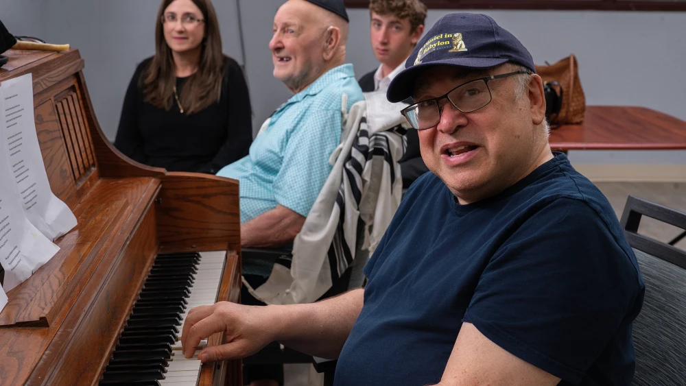 Shlock Rock performs 'Minyan Man' in Mobile, Alabama, for first time