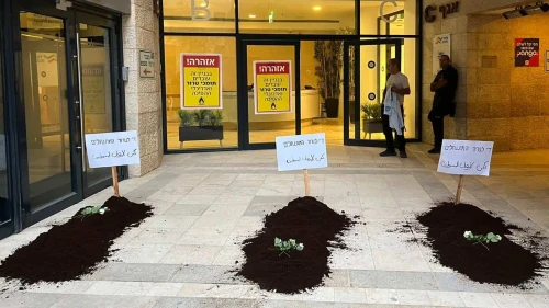 Mock graves placed outside of the Religious Zionism party offices in Jerusalem on Aug. 14, 2023. Source: Twitter.