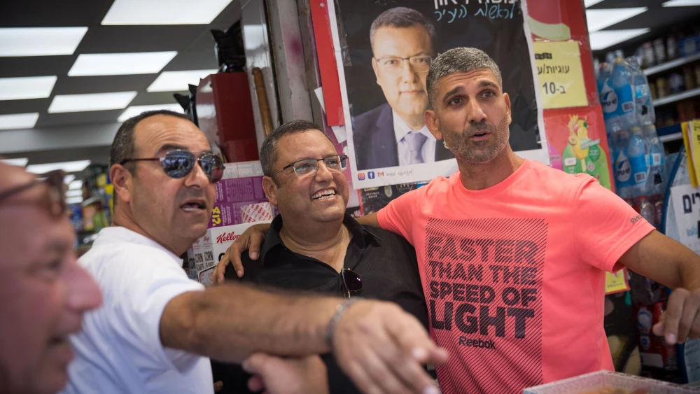 Candidate for the Jerusalem mayoral race Moshe Leon (center) visits the Machane Yehuda market in Jerusalem on Sept. 7, 2018. Photo by Yonatan Sindel/Flash90.