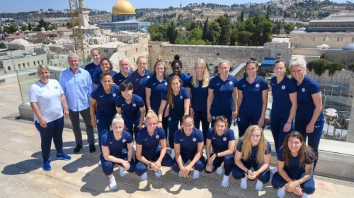 Chelsea F.C. Women at the Western Wall in Jerusalem, together with team manager Emma Hayes (far left) and Chelsea F.C. owner Roman Abramovich, Aug. 19, 2019. Credit: Shahar Azran/Chelsea FC.