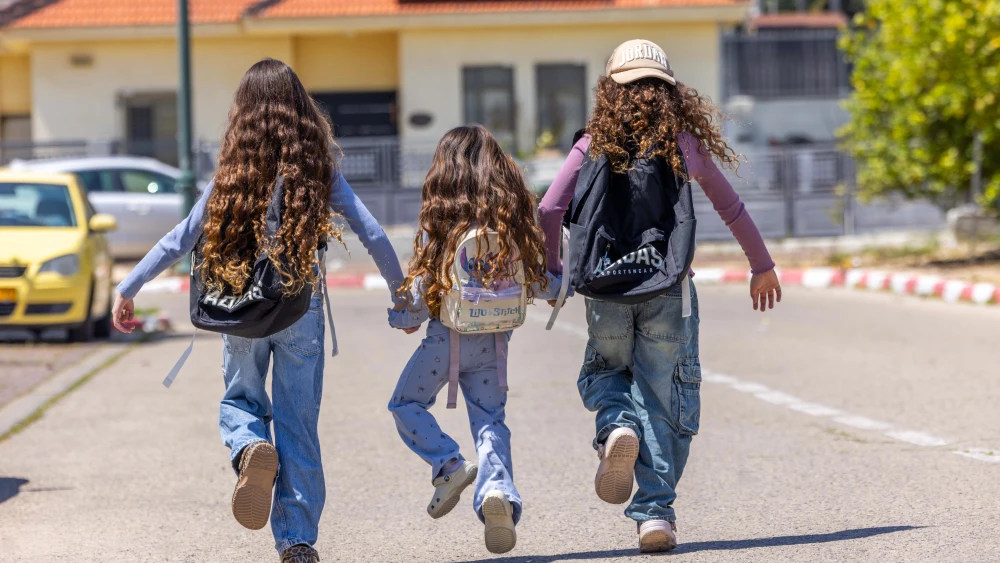 Children return to elementary school in moshav Yashresh in central Israel after they reopen following a ceasefire agreement with Iran, April 9, 2026. Photo by Yossi Aloni/Flash90.