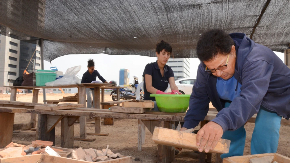 Archaeological dig at HaMasger Street in Tel Aviv, from which the Egyptian Narmer beer was produced. Credit: Yoli Schwartz, Israel Antiquities Authority.