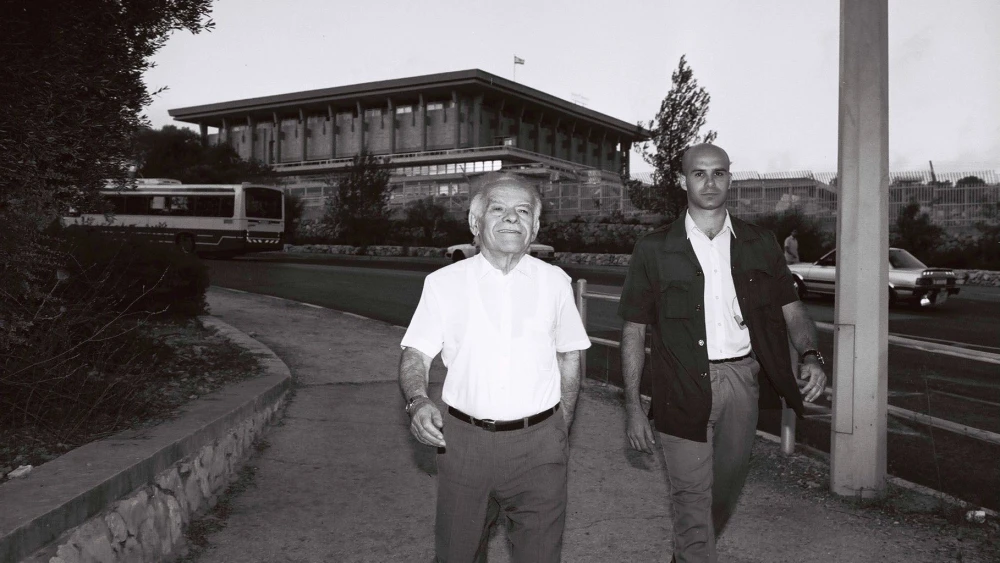Israel former Prime Minister Yitzhak Shamir walks near the Knesset in 1991. Credit: Flash90