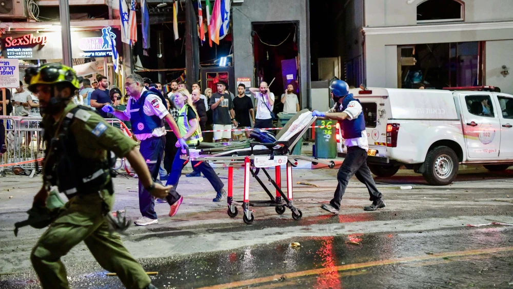 Israeli security and rescue forces at the scene of an Iranian ballistic missile impact in Tel Aviv, June 16, 2025. Photo by Avshalom Sassoni/Flash90.