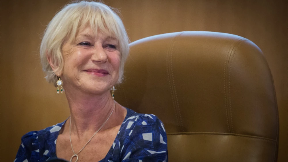 British actress Helen Miren meets with Jerusalem Mayor Nir Barkat at City Hall, June 22, 2016. Photo by Hadas Parush/Flash90.
