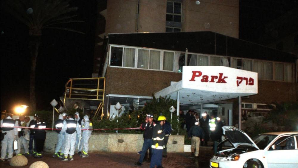 The aftermath of a suicide bombing at the Park Hotel in Netanya, March 27, 2002. Photo by Flash90.
