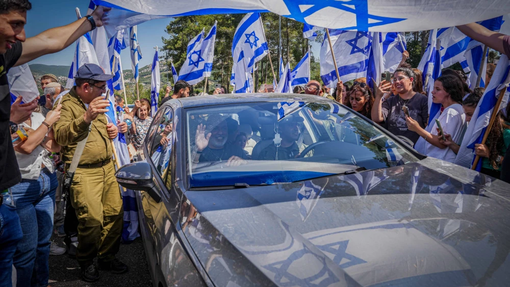 Released hostage Shlomi Ziv returns to his home in Moshav Elkosh in northern Israel, June 25, 2024. Photo by Ayal Margolin/Flash90.