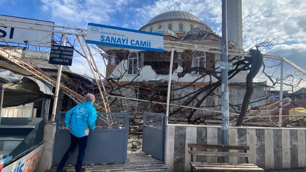 Surveying the damage to the Osmaniye District Hospital in south-central Turkey in February 2023. Photo courtesy of JDC.