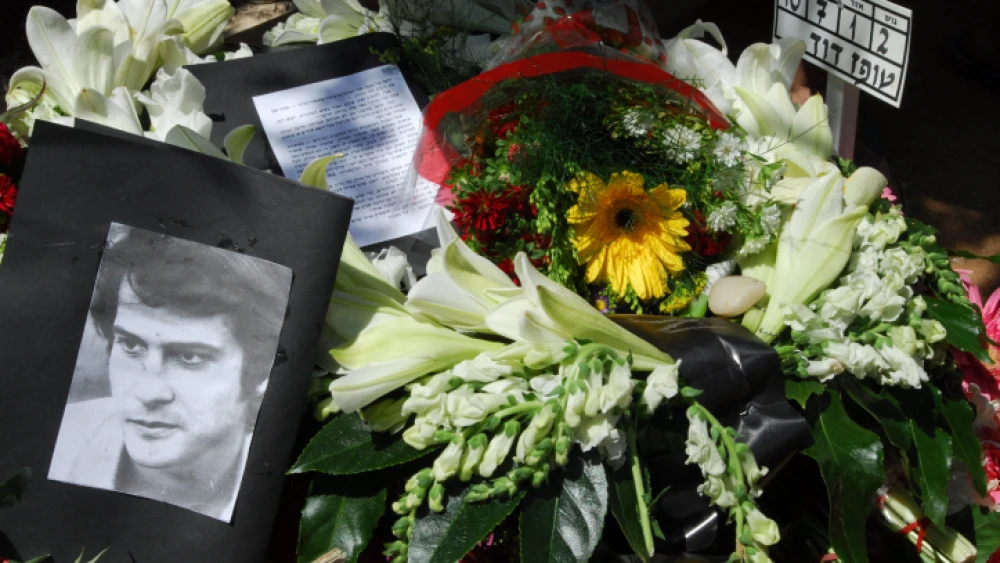 The gravesite of Dudu Topaz during his funeral at the Yarkon Cemetery in Petach Tikvah, Israel, Aug. 21, 2009. Photo by Gili Yaari / Flash90.