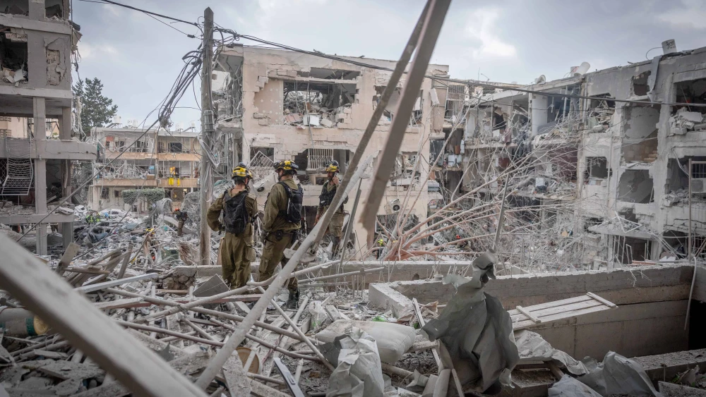 Israeli security and rescue forces at the scene where a ballistic missile fired from Iran hit in Bat Yam, June 15, 2025. Photo by Chaim Goldberg/Flash90.