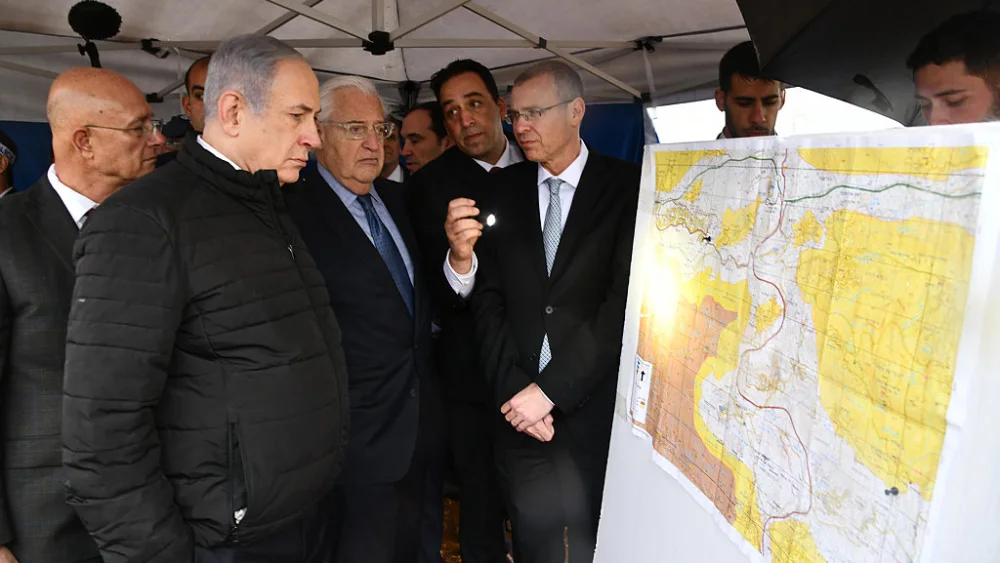 Israeli Prime Minister Benjamin Netanyahu and U.S. Ambassador to Israel David Friedman on a tour with the mapping committee. Photo by Haim Zach/GPO.