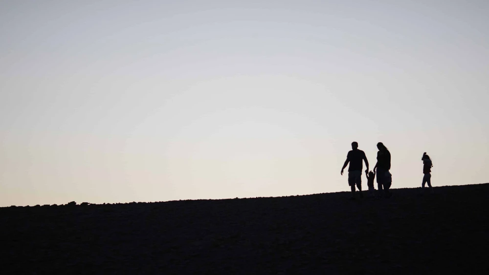 A family visiting the Ramon Crater in southern Israel, Nov. 2, 2018. Illustrative photo by Hadas Parush/Flash90.