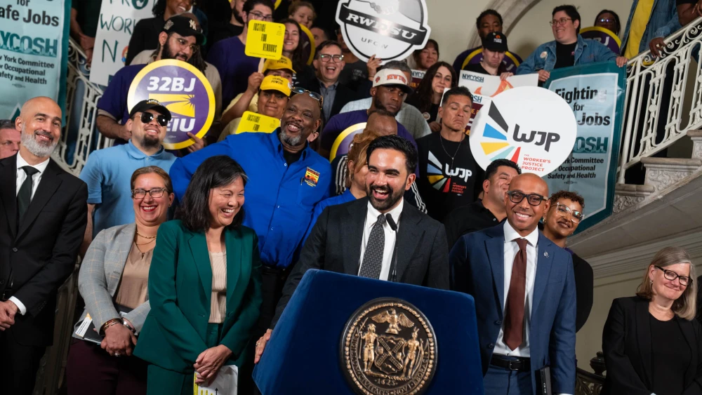 New York City Mayor Zohran Mamdani signs an Executive Order directing a whole-of-government response to protect workers from extreme heat. City Hall. Monday, June 22, 2026. Credit: Ed Reed/Mayoral Photography Office.